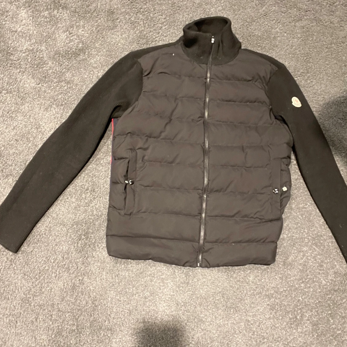 Svart Moncler cardigan med stickade ärmar