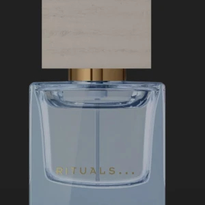 Rituals parfymflaska - Stilren parfym från Rituals med modern design. Perfekt för dig som vill ha något fräscht och trendigt i badrumshyllan. Passar dig som gillar exklusiva detaljer och enkel elegans.