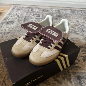 Adidas x Wales Bonner - Tjo! Säljer dessa feta Adias Wales Bonner samba skorna. Storlek 42 2/3. Skorna är i dunder skick. Box följer med.