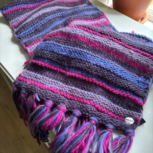 Halsduk  - Stor halsduk från Mexx 2 m lång bredd 30 cm. Snygg lila/rosa/blå  med silver inslag ( syns dåligt på bilden) Använd en gång. Hund /katt finns i hemmet. 