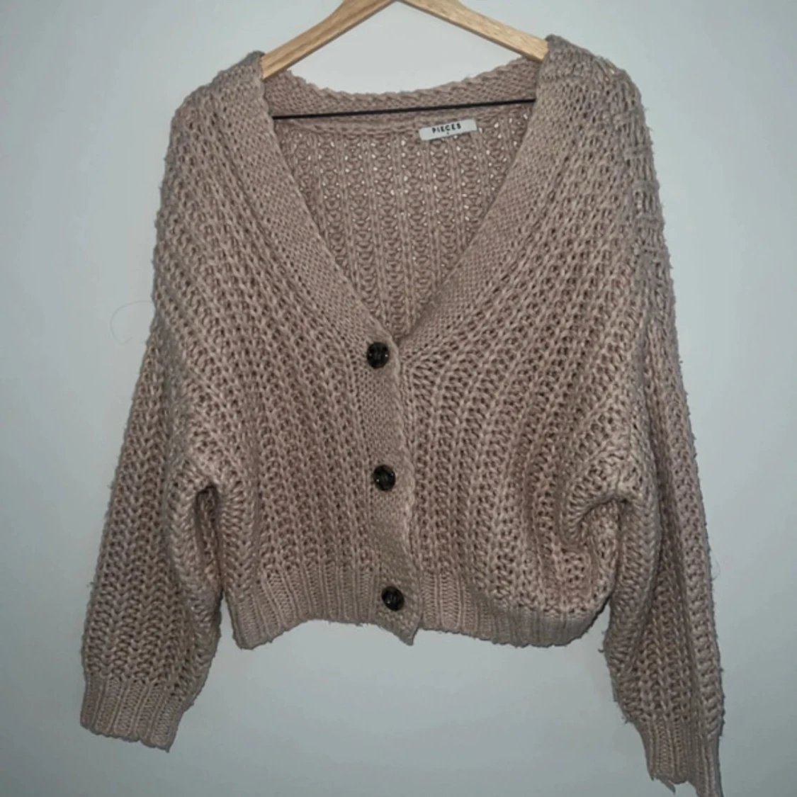 Ljusrosa stickad kofta från Pieces