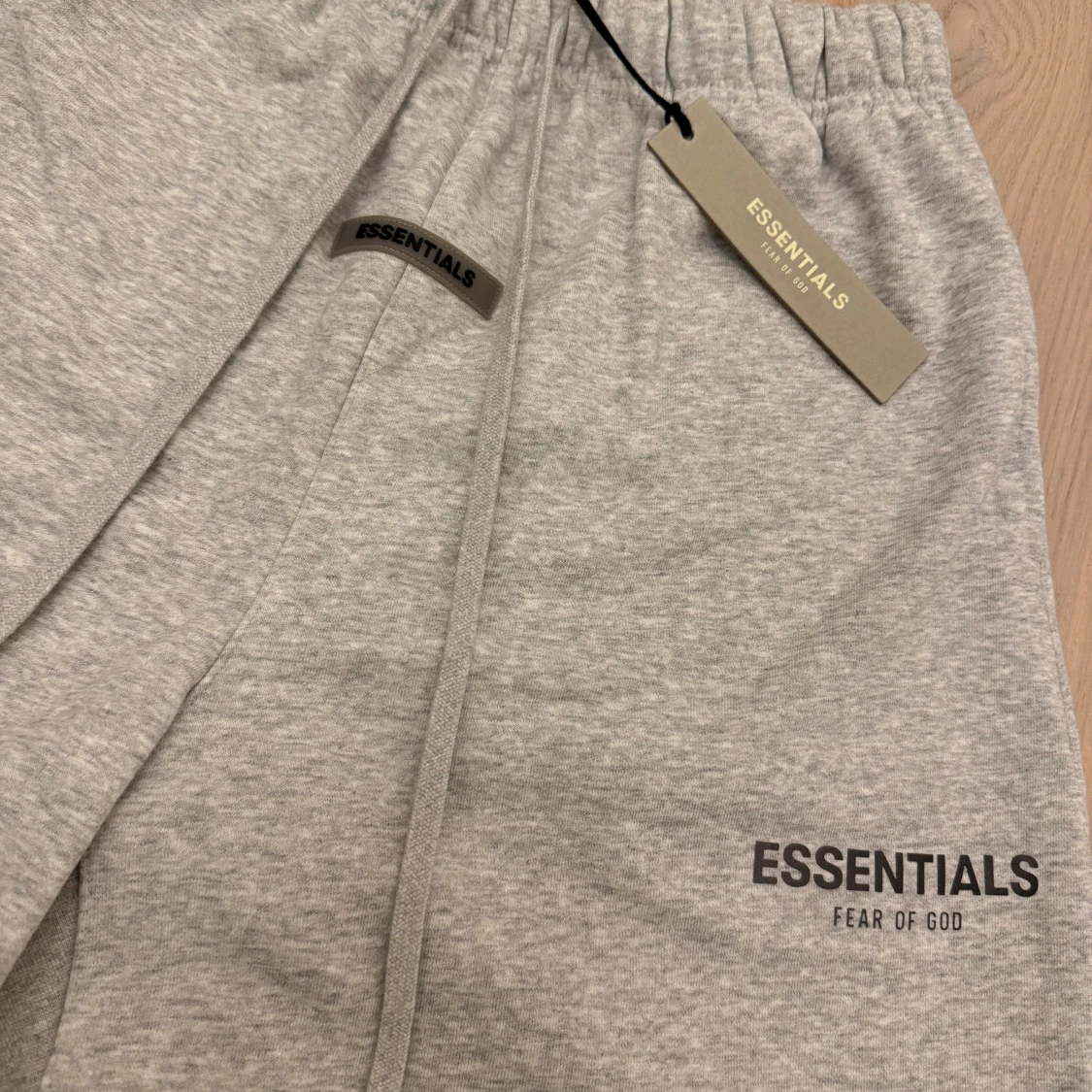 Grå shorts från Essentials Fear of God - 1