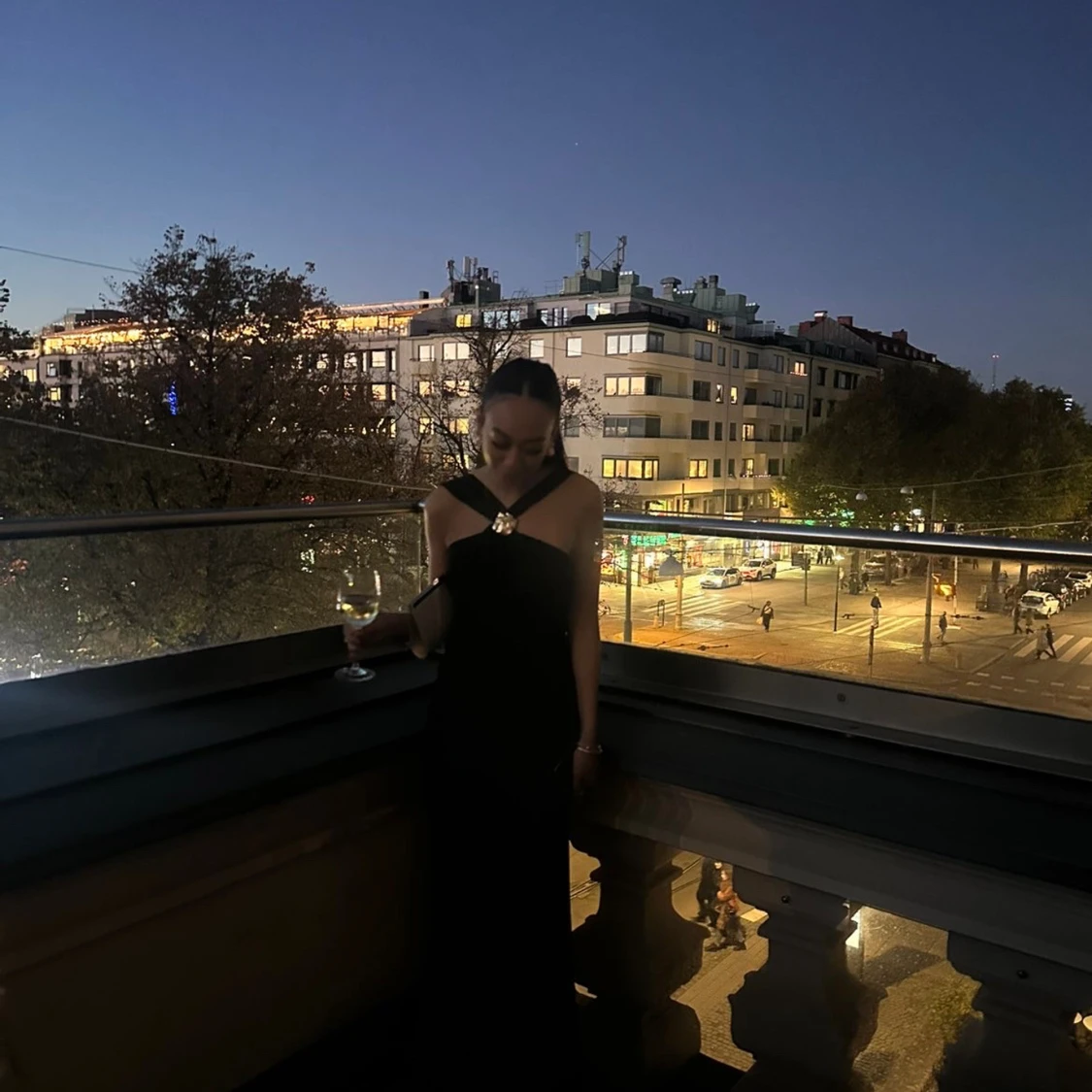 Svart långklänning med slits och öppen rygg