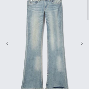 Weekday jeans - Säljer dessa super snygga low waist jeans från weekday, helt nya och prislappen finns kvar. Säljer då dom inte passade mig. Modellen är Booty bei Low  skinny bootcut jeans. Skriv om det är några frågor!! första bilden är från weekdays hemsida💕 Midjemått: 72 innerbenslängd: 81