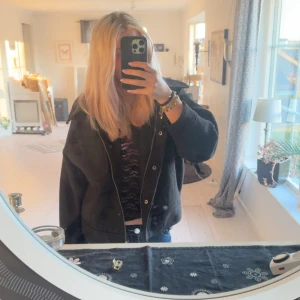 Svart jacka/kappa - Säljer en svart kappa/jacka, det är som en kappa utanpå men men inuti känns den som en jacka, perfekt för dig som vill ha en stilren men ändå chill look, den är köpt på ullared, nypris 459🩷