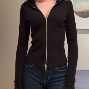 Kofta från Weekday  - Supersnygg!! Sitter tight, storlek S men sitter som en xs. Koftan har en figurnära passform och huva, perfekt för lager-på-lager och chill vardagsstil. Knappt använd 
