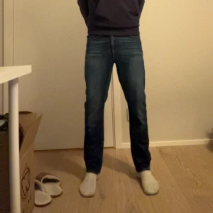 Mörkblå jeans från Tiger of Sweden strl 28/32 - Säljer ett par riktigt feta Tiger of Sweden som är i riktigt bra skick priset är ej hugget i sten 🪨 så kontakta mig gärna om ni har några frågor😁