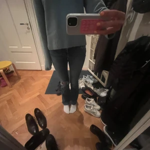 Blå bootcut jeans - Säljer ett par jättefina blå bootcut jeans från pepe jeansen de är för korta på mig. De är snygga med slitningar nertill samt ett hål vid vänstra knät. Innebrenslängden är ca 82cm. Pris går att diskuteras!