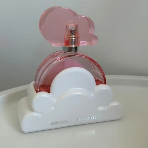 Cloud Pink  - Cloud Pink av Ariana Grande (100ml). Säljer den då jag tröttnat på doften och vill inte att den ska stå på hyllan och samla damm :)  Undefär 50ml kvar av parfymen, flaskan är i perfekt skick.