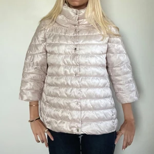 Beige Herno liknade jacka - FÖLJ FÖR LIKNANDE💕 varm och fin Herno liknande jacka som är mycket lik orginalet. Perfekt nu i höst och vinter och i perfekt skick. Storlek XL men liten i storleken så passar en M/L fint! Tryck köp nu! TK-0041