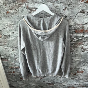 100% kashmir Stenströms  - Bra skick, lite fläckig på armen, be om bild. Storlek L men sitter som S, passar dig som är mellan 175-185cm. Nypris ca 4000kr. Modellen är 185 cm, 79 kg. Passar bra nu till höst/vinter. Skriv för mer information!🤝