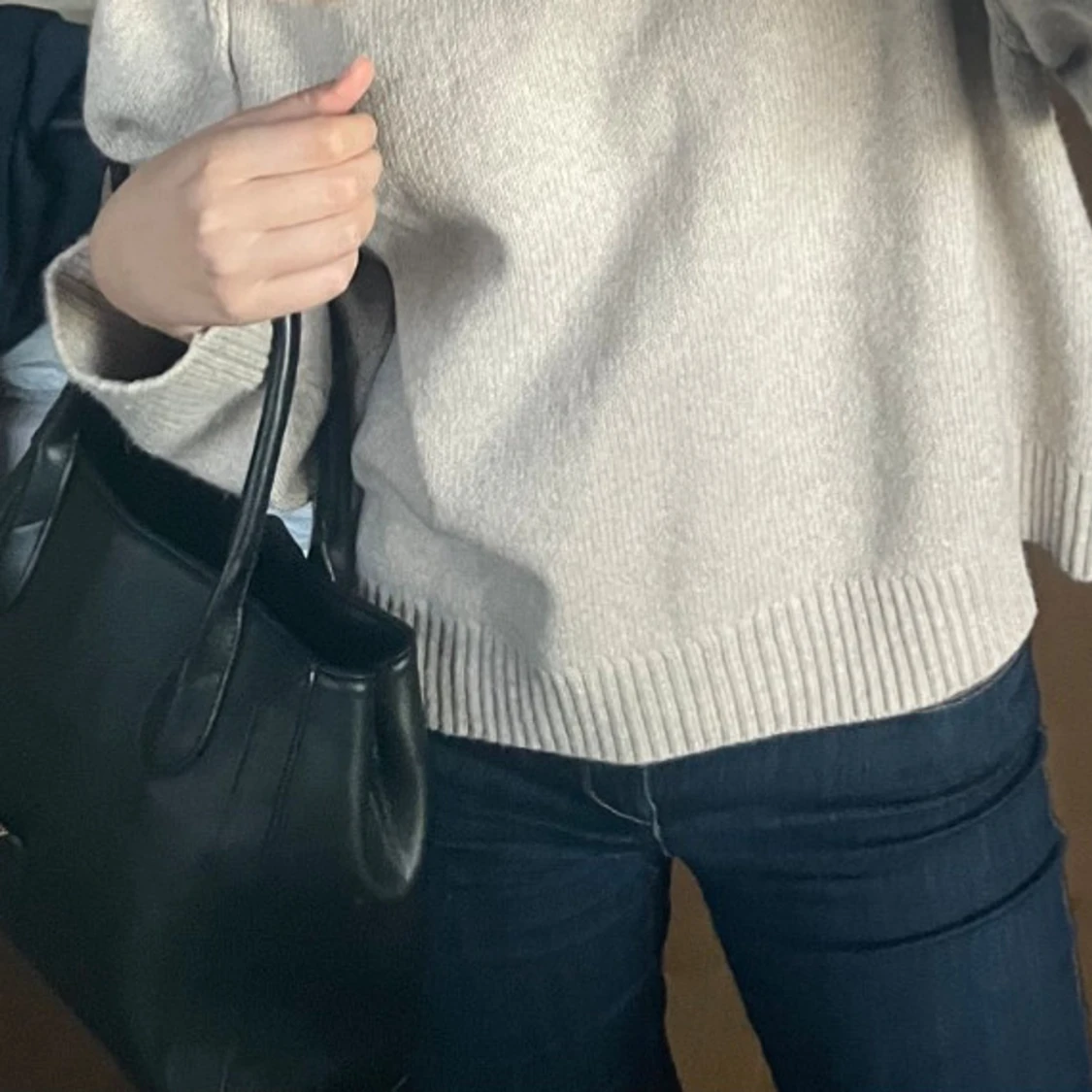 Svart handväska med gulddetalj - 1