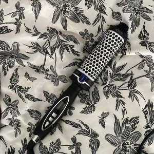 Cera Hotstyler Ø38 - Cera Hotstyler Ø38 är en varmluftsborste.  Produkten är i bra skick och använd några gånger. Fungerar jätte bra