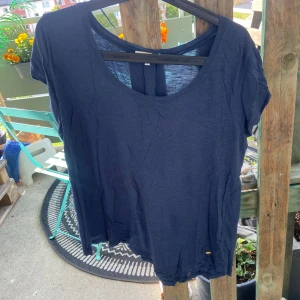 Mörkblå basic t-shirt med rund hals - En enkel och stilren mörkblå t-shirt med rund halsringning och korta ärmar. Perfekt till jeans eller shorts. Tillverkad i mjukt material som känns skönt mot huden.