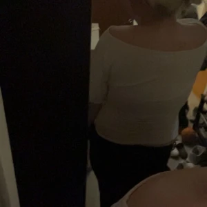 Ljus rosa offshoulder topp i bomull - Säljer en ljus rosa offshoulder topp med korta ärmar. Modellen är tight och har en enkel, stilren design utan mönster eller detaljer. Materialet känns mjukt och stretchigt, troligen bomull eller liknande. Perfekt för dig som gillar en clean och fräsch look.