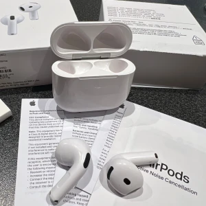 AIRP0DS gen 4 - Helt nya hörlurar senaste gerationen på Airppds, fantastiskt ljud och djupt bas. De är inte använda eller så. Hör av er vid intresse 🥰