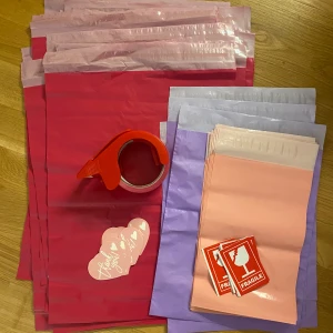 Packpåsar/ mailingbags med tillbehör - 20st 32x45cm 15st 17x30cm 4st 25x35cm 12st ”Fragile” klistermärken  12st ”Thank you” papperslappar 1st rosa packtejp med tillhörande förslutningsmaskin  #mailingbags #postpåsar #packpåsar