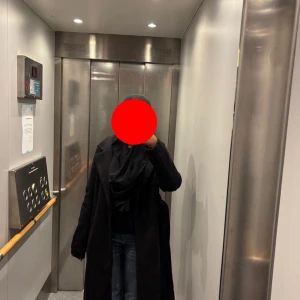 Svart lång kappa med bälte - Säljer en svart lång kappa med bälte i midjan och bred krage. Jackan är från vero Moda i storlek XS . Kappan är klassisk och stilren, perfekt för dig som gillar en clean och tidlös stil. Långärmad modell som passar bra till höst och vinter. Kappan har använts 2 gånger och jag har beslutat att sälja den pga att jag inte passar med lång kappa och mycket hellre köper en kort. Kappan köptes för 700kr och jag säljer den för 500 dock så är jag öppen mot förhandling.