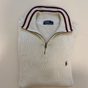 Vit polo Ralph lauren halv zip - Vit stickad polo Ralph Lauren halv zip //  Mycket bra skick //  Storlek S //  Skriv vid minsta fråga eller fundering💯🤝