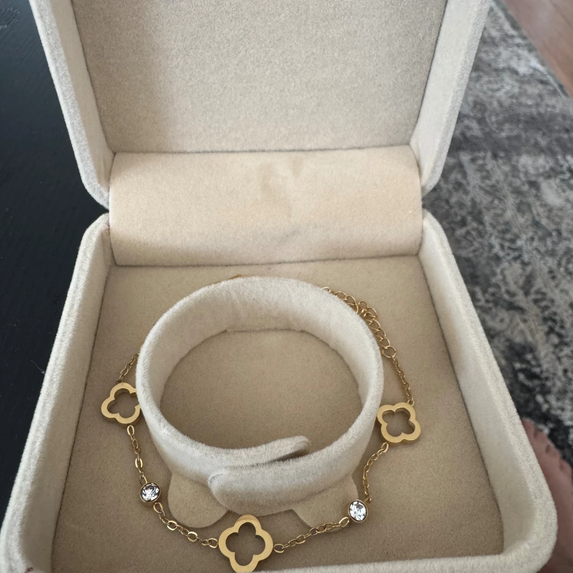 Guldfärgat armband med fyrklöver - 2