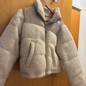 Beige teddy/dunjacka  - Supermysig teddyjacka i beige från Pacific Republic, Pull&Bear. Jackan är använd ca 3 gånger 
