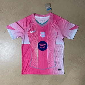 Barcalona special - Säljer denna speciella Barcalona tröjan med denna unika stilen och färgen! Skriv tilm vid intresse eller funderingar!