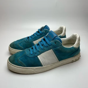 Valentino flycrew skor - Hej! Säljer nu dessa sjukt snygga Valentino flycrew skor. Skorna är i bra skick! Har ett begränsat antal boxar och dustbag! Hör gärna av dig vid frågor!