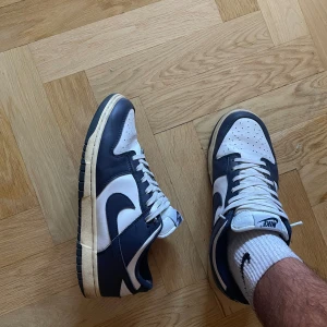 Nike dunks - Mörkblåa nike dunks i bra skick. Har använts mycket innan men har legat utan o använts i länge nu därför den säljs. 