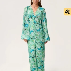 adoore klänning  - adoore klänning, använd 3ggr! är i stl 44 men sitter som en 42/40💕nypris 1695kr