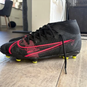 Nike Mercurial svarta fotbollsskor - Säljer ett par svarta Nike Mercurial fotbollsskor 