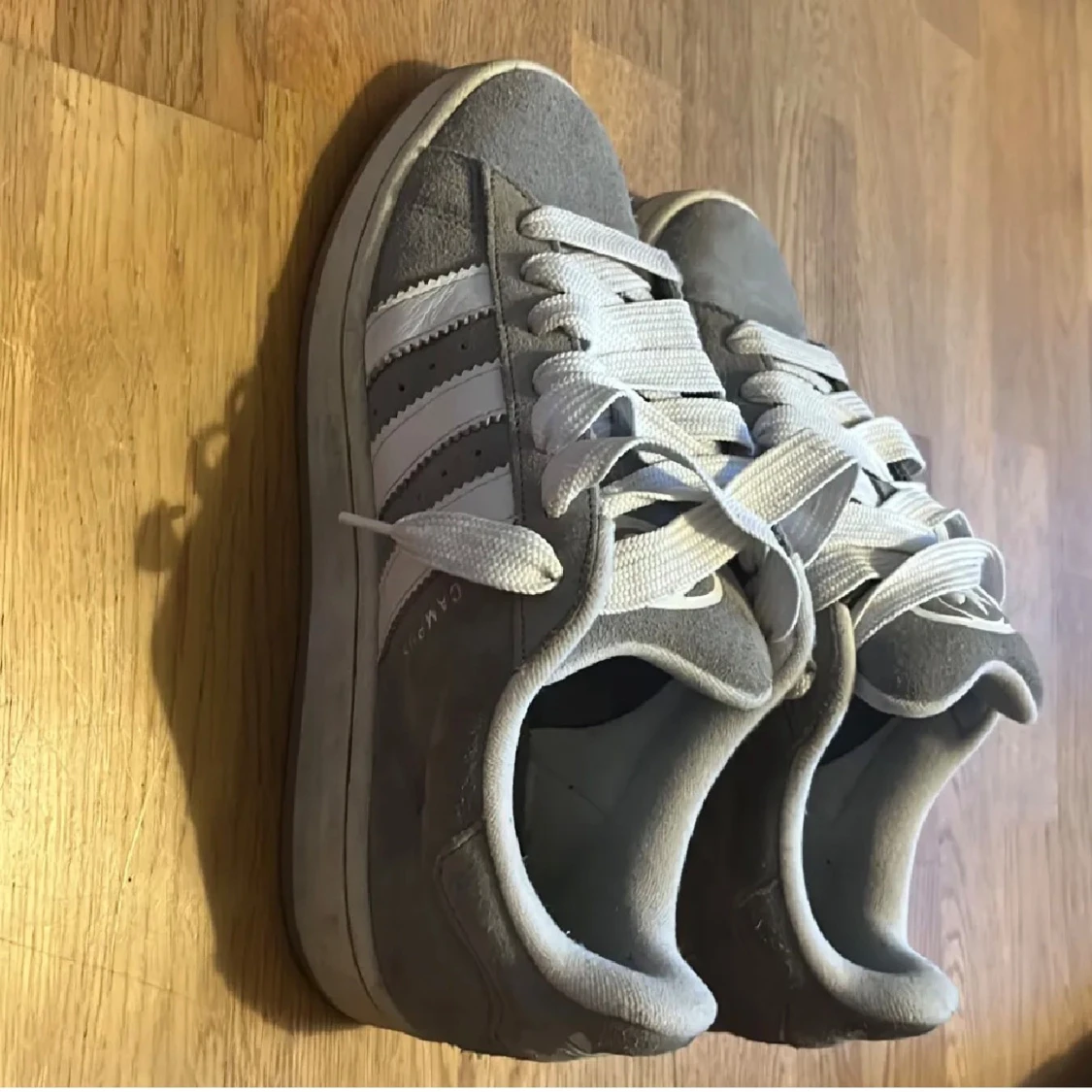 Grå Adidas Campus sneakers mocka - 1