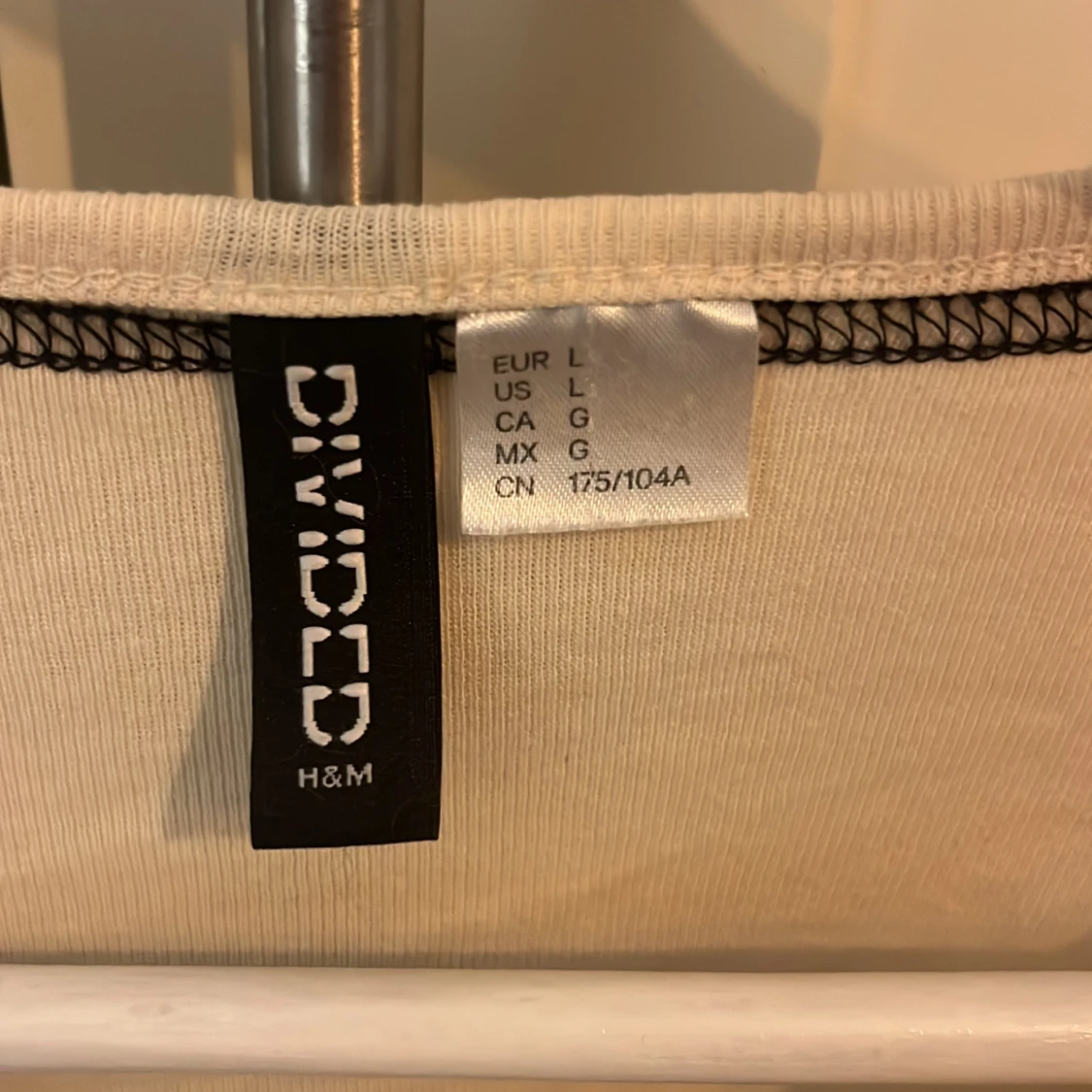 Beige croppad topp med fjäril Divided - 2