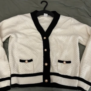 Vit och svart kofta med pärlknappar - Jättefin vit och svart kofta med pårlknappar. Storlek 170(S-xs) och knappt använd❤️