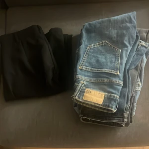 Mix av byxor från Madlady, 157 och Perfect Jeans - Säljer ett gäng byxor som passar den händiga då det finns defekter som behövs lappas ihop mm. Ett par svarta kostymbyxor från Madlady, blå jeans från 157 och svarta jeans från Perfect Jeans. Perfekt för dig som vill ha både klassiska svarta byxor och snygga jeans i garderoben. Storlek xxs xs och s