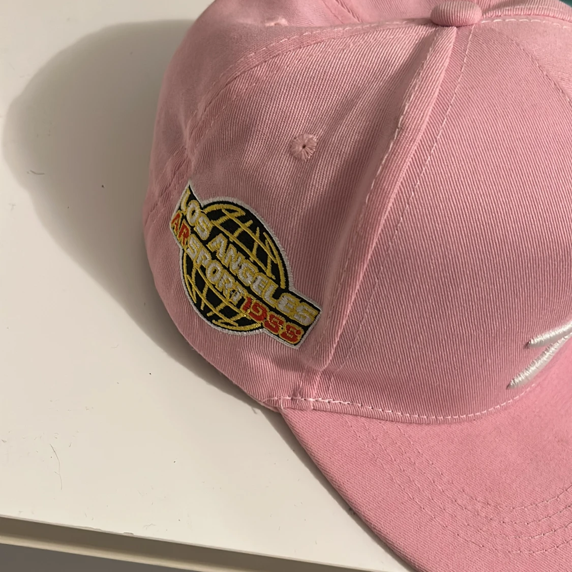 Rosa keps med brodyr och LA-märke - 2