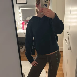 Mörkblå stickad hoodie från Gina Tricot - Mysig mörkblå stickad hoodie från Gina Tricot med huva och snörning. Tröjan har en loose passform. Skriv om du har några mer frågor💗Finns på flera sidor!