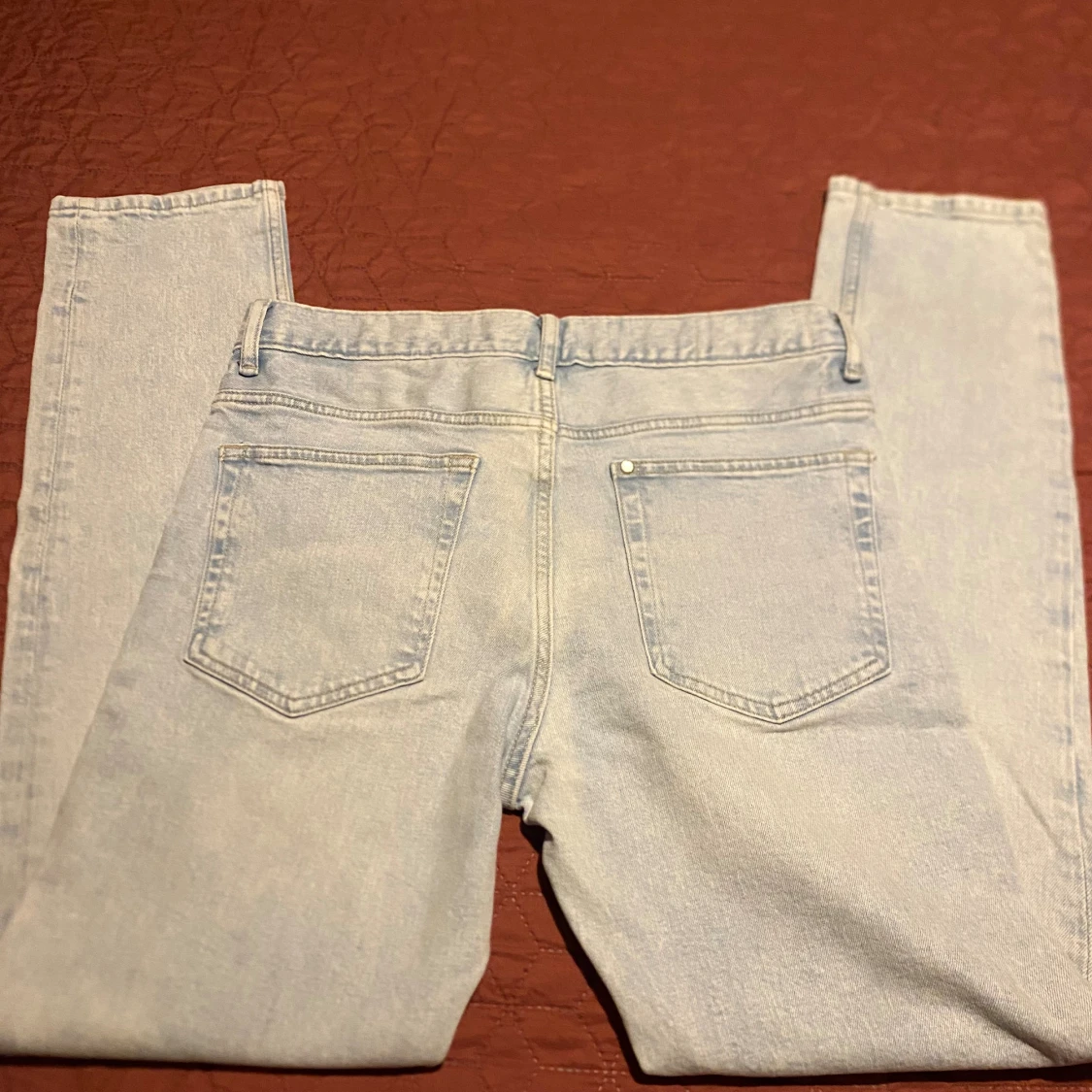 H&M ljusblå raka jeans i klassisk modell - 1