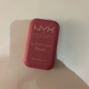 NYX Buttermelt Blush  - NYX Professional Makeup Buttermelt Blush i en intensiv rosa nyans, färgen heter my butta half. Knappt använd är som ny🩷
