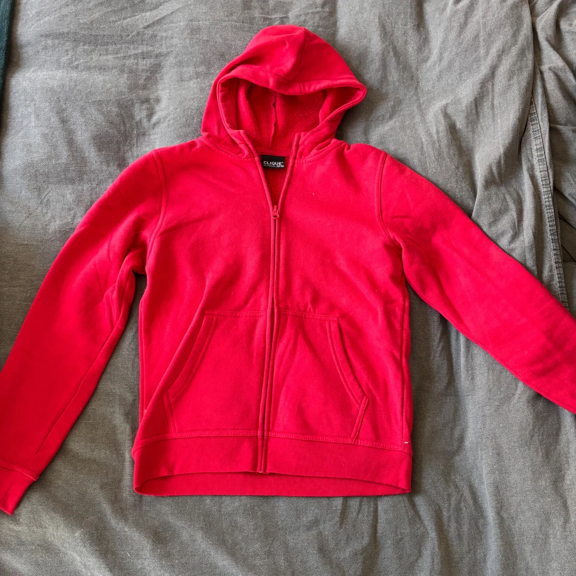 Röd hoodie från Clique med dragkedja