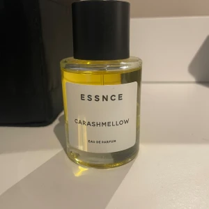 Essnce Carashmellow Eau de Parfum - Modern och stilren parfym från ESSNCE med namnet Carashmellow. Perfekt för dig som vill sticka ut med en unik doft. Eau de Parfum för långvarig effekt. Är endast testad! 
