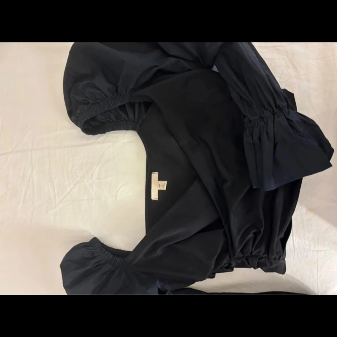 Svart omlottopp med puffärmar H&M - 1