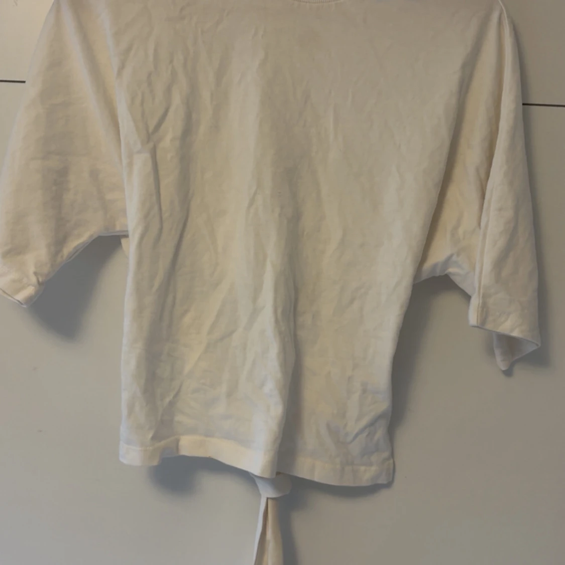 Vit omlottopp med knyt och öppen rygg