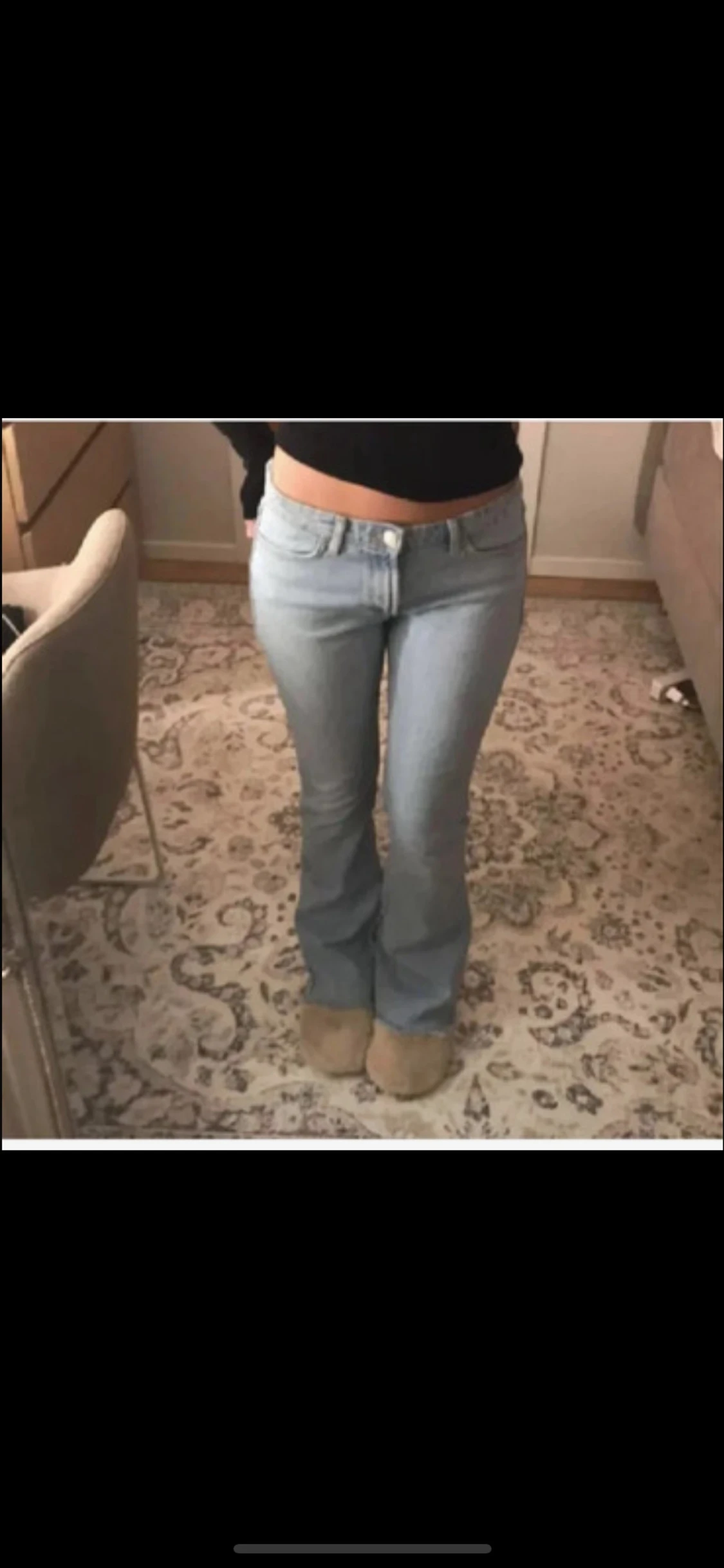 Ljusblå bootcut jeans låg midja