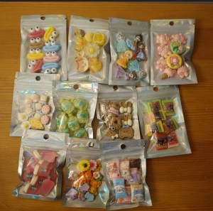 Utförsäljning stor mix flat back charms - 11 påsar med över 100st flat back charms i  olika motiv – djur, prinsessor, kakor, blommor m.m.  Perfekt till pyssel, diy mobilskal, smycken och dekorationer. Du får precis det som syns på bilden+litet extra gift som ska följa med i paketet!