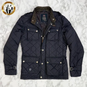 Morris Jacka S - Marinblå Morris jacka i storlek S i mycket bra skick. Tveka inte på att höra av dig för fler frågor eller vid minsta fundering! Skick: 9/10