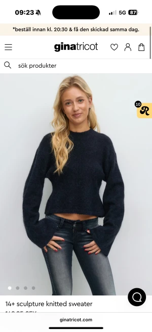 Marinblå stickad tröja från Gina Tricot - Mysig marinblå stickad tröja från Gina Tricot Young 14+. Tröjan har en slim passform som framhäver midjan! Aldrig använt tröjan!💘🤗