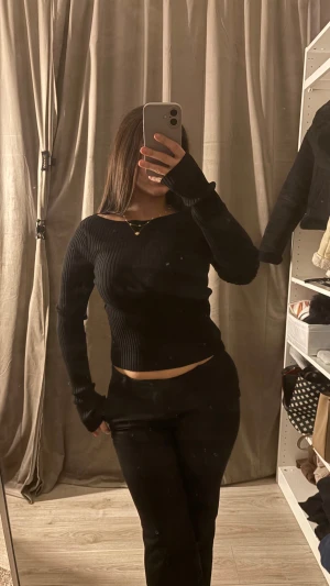 Svart ribbad tröja från H&M - Svart långärmad tröja från H&M i storlek S. Tröjan är ribbad och har en snygg, lite bredare halsringning. Materialet är mjukt och stretchigt, perfekt för dig som gillar en slim och bekväm passform. Enkel att matcha med både jeans och kjol.