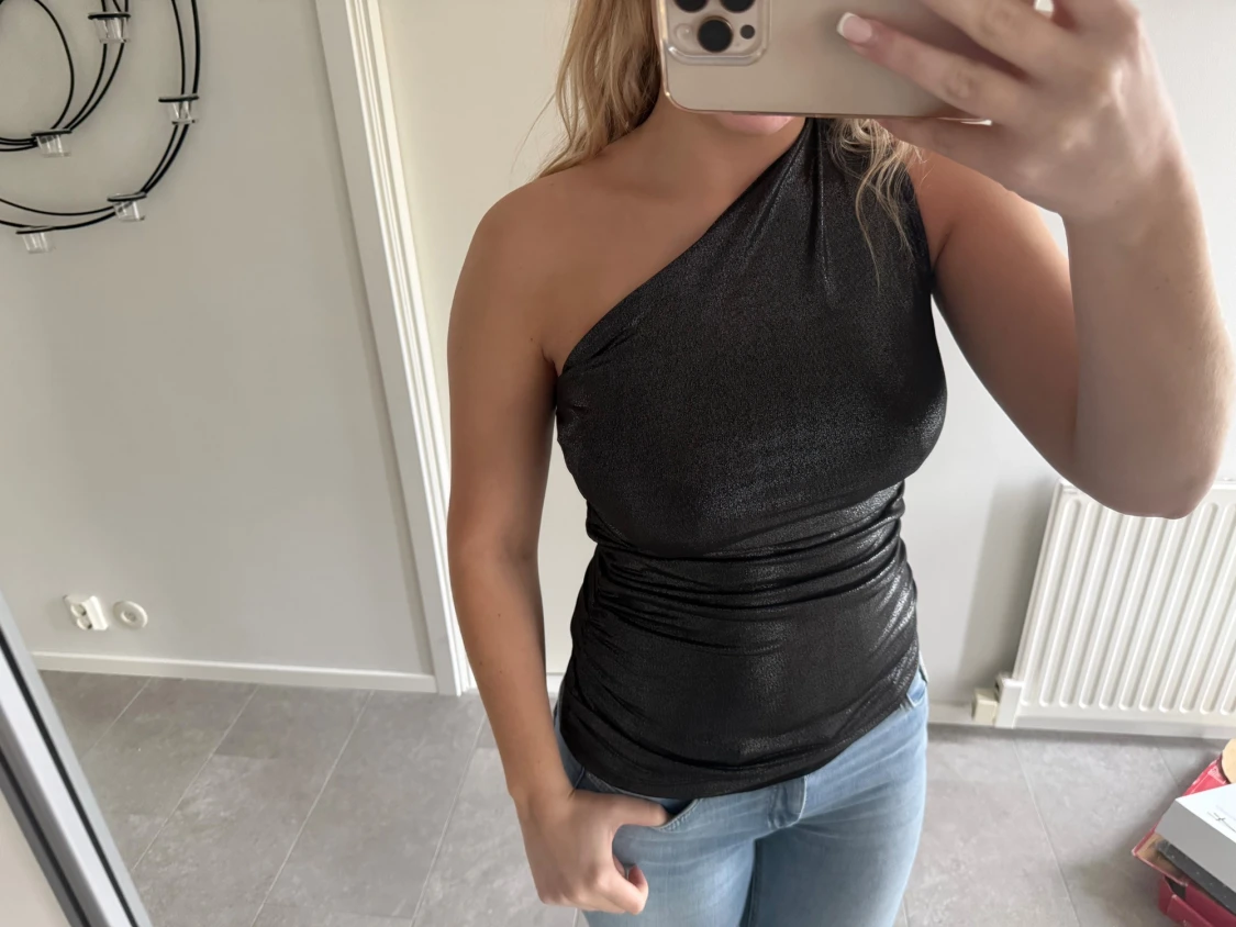 Glittrig svart oneshoulder topp