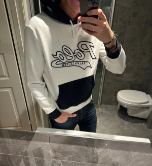Vit och marinblå hoodie från Polo Ralph Lauren - Säljer en fräsch vit hoodie från Polo Ralph Lauren med marinblå detaljer. Riktig bra skick på denna utan några defekter. Skriv vid funderingar:)