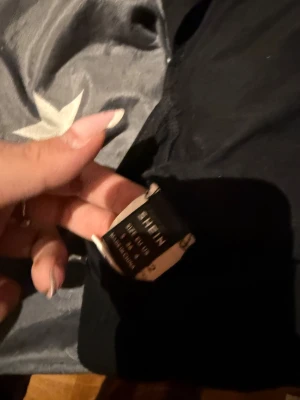 Svart topp från SHEIN , M - Svart öppenrygg topp från SHEIN i storlek s. Toppen har korta ärmar och är tillverkad i mjuk bomull.  passar perfekt till jeans eller kjol. Enkel och stilren, ett måste i garderoben för dig som gillar basic med en twist.